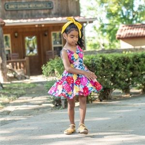 Size 4 Floral summer dress with twirly circle skirt and v neck, lined